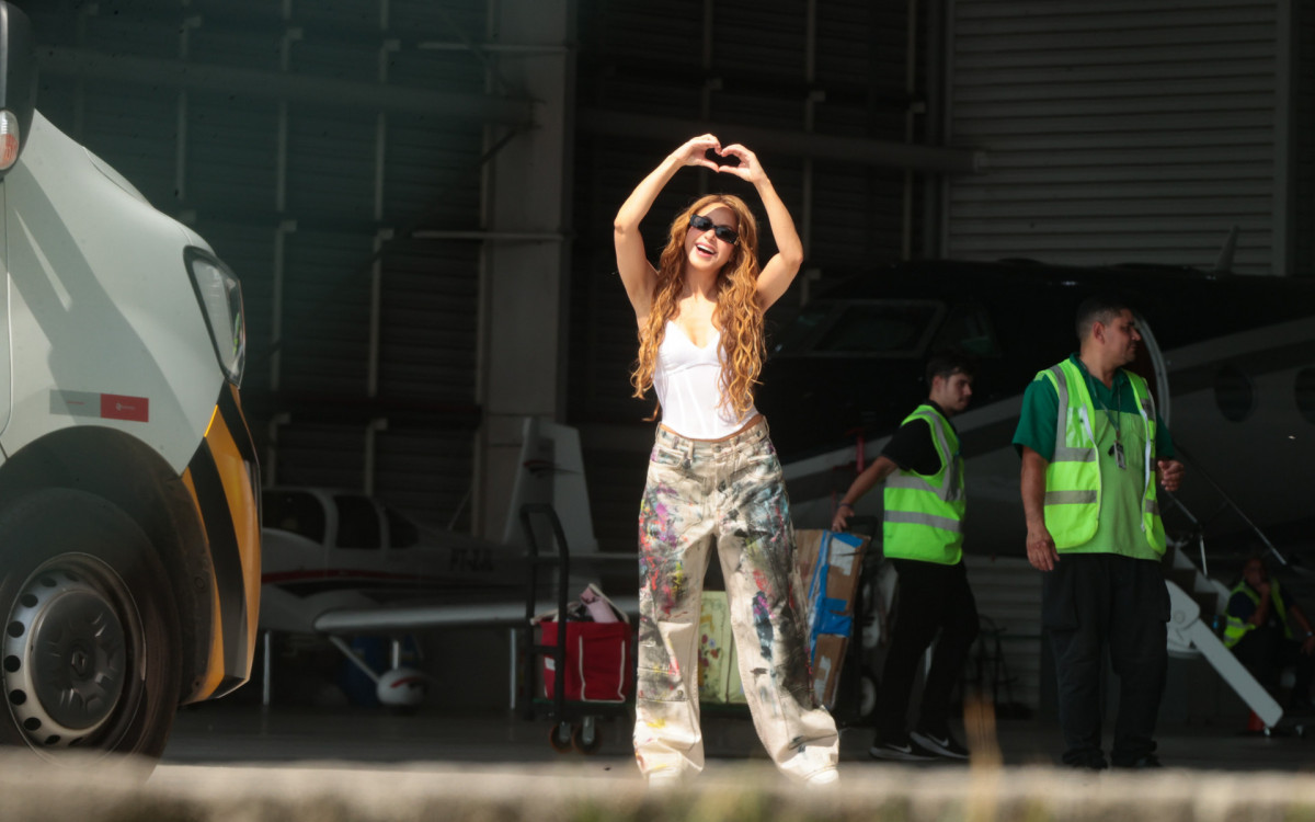 Simp&aacute;tica, Shakira acenou ao desembarcar no Rio para show em Copacabana