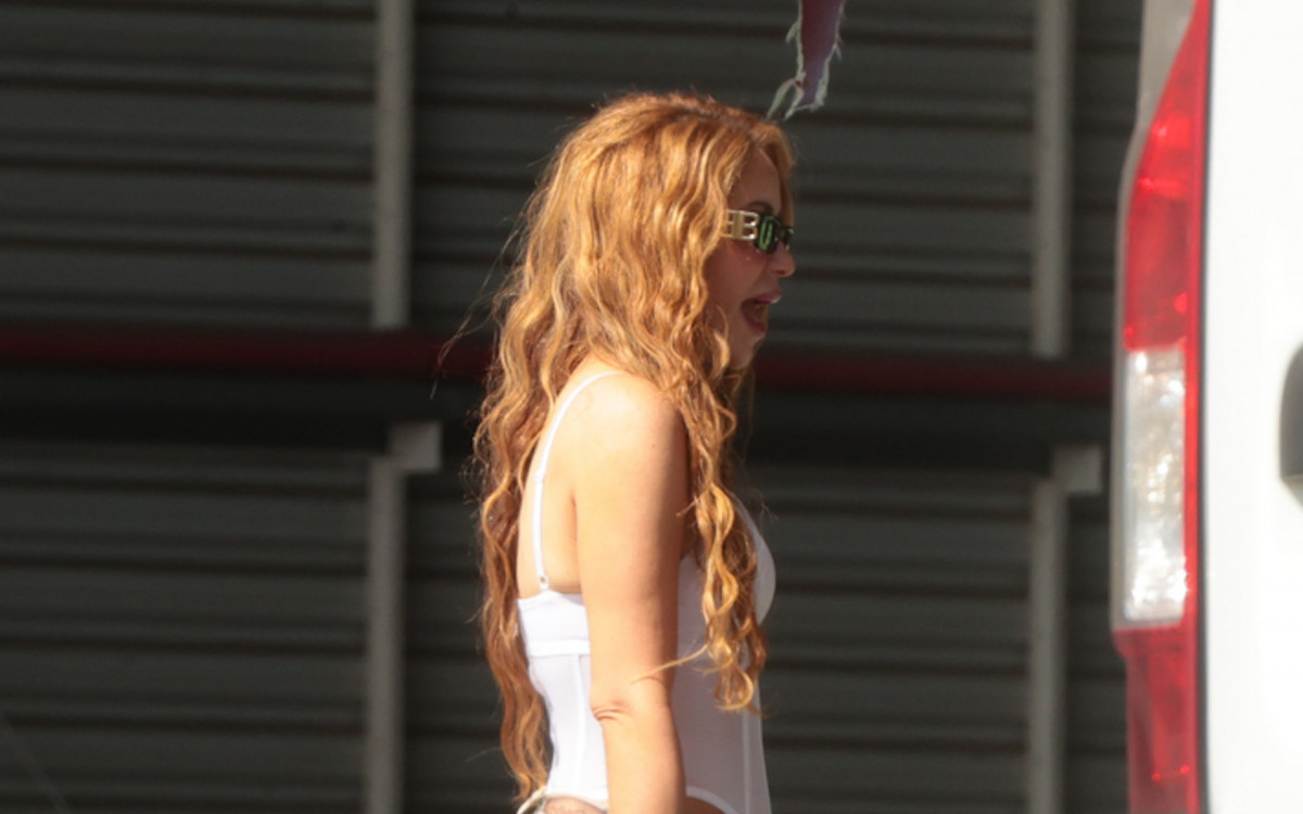 Simp&aacute;tica, Shakira acenou ao desembarcar no Rio para show em Copacabana