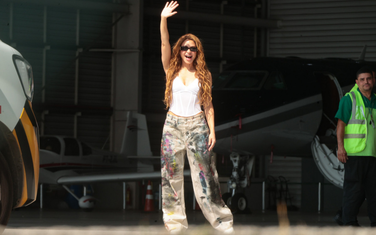 Simp&aacute;tica, Shakira acenou ao desembarcar no Rio para show em Copacabana