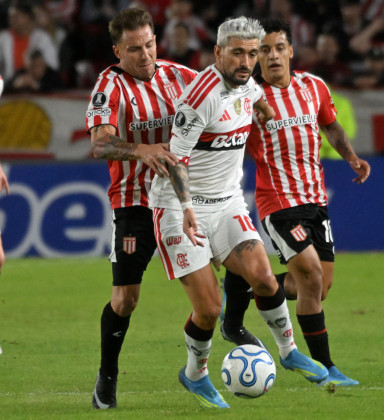 Arrascaeta lesiona, e Flamengo fica no empate com Estudiantes na Libertadores