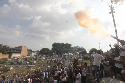 Comoção e revolta marcam enterro de motoboy em Belford Roxo