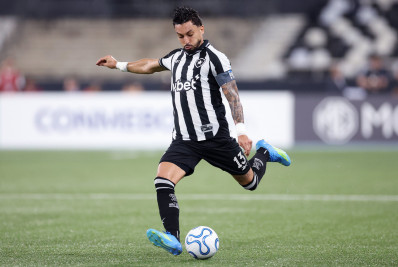 Alex Telles se irrita com pergunta sobre crise: 'Precisa de um respeito maior'