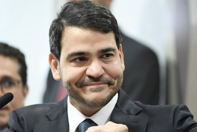 Jorge Messias é aprovado na CCJ por 16 votos a 11 após sabatina de 8 horas