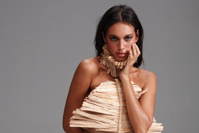 Alane Dias posa com folha e chama atenção ao celebrar Dia da Dança