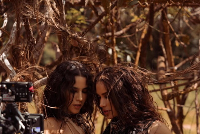Anitta publica imagens dos bastidores de clipe com Marina Sena