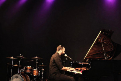 Clássicos que atravessam gerações ganham nova vida em tributo emocionante no teatro de Rio das Ostras