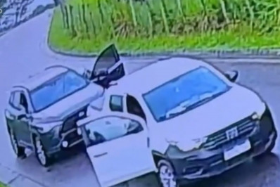 Três pessoas são presas após roubo de viatura descaracterizada