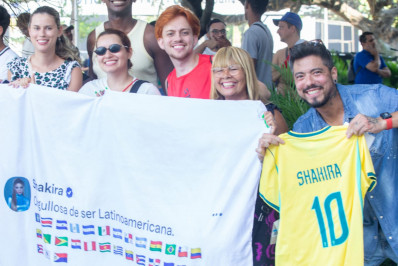 Fãs de Shakira se aglomeram na porta do Copacabana Palace: 'Faço questão de estar aqui'