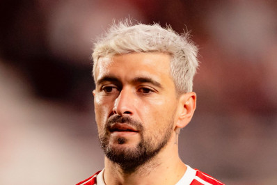 Arrascaeta sofre fratura no ombro direito e vira desfalque no Flamengo