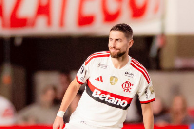 Jorginho reclama de entradas fortes do Estudiantes: ‘Coisas feias’