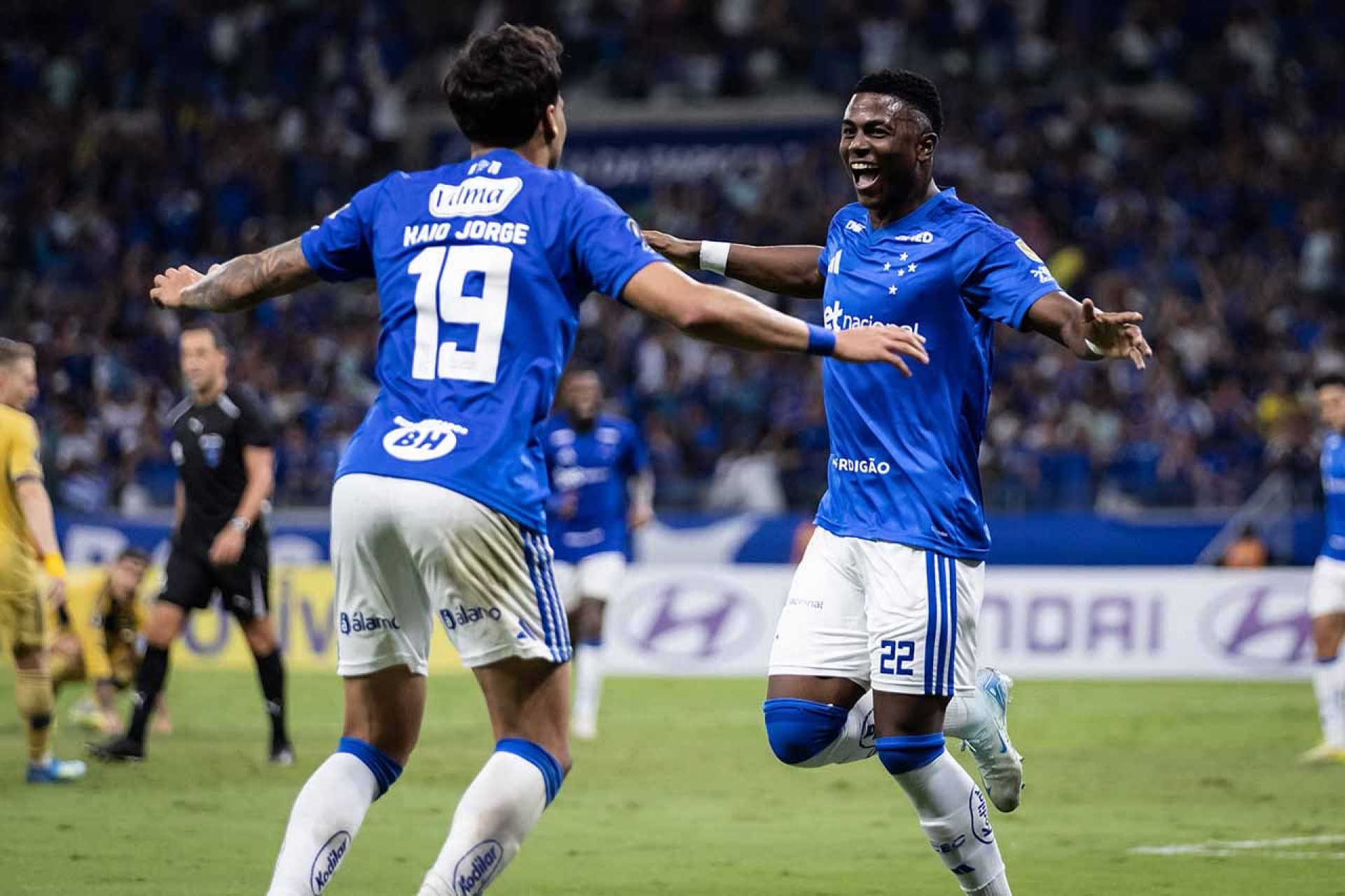 Matheus Pereira &eacute; alvo de inj&uacute;ria racial e amea&ccedil;as ap&oacute;s vit&oacute;ria do Cruzeiro