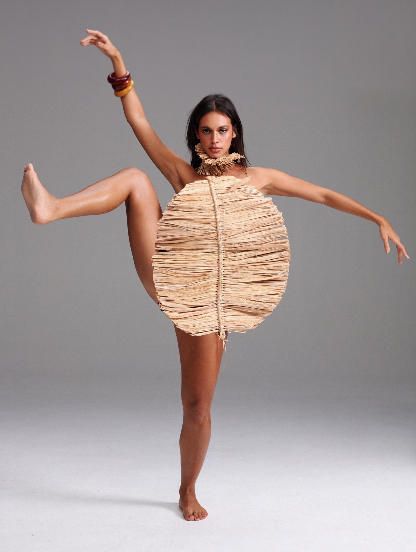 Alane Dias posa com folha e chama atenção ao celebrar Dia da Dança - Reprodução Instagram