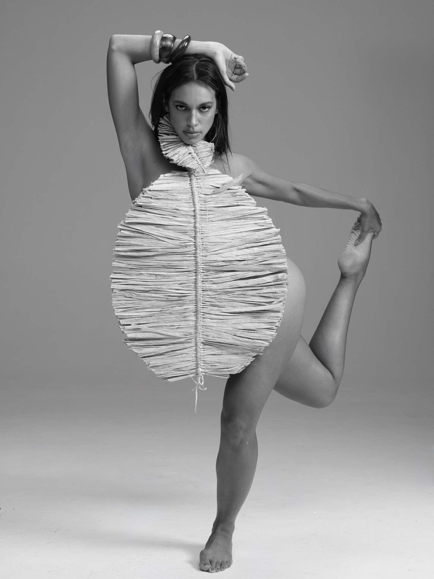 Alane Dias posa com folha e chama atenção ao celebrar Dia da Dança - Reprodução Instagram