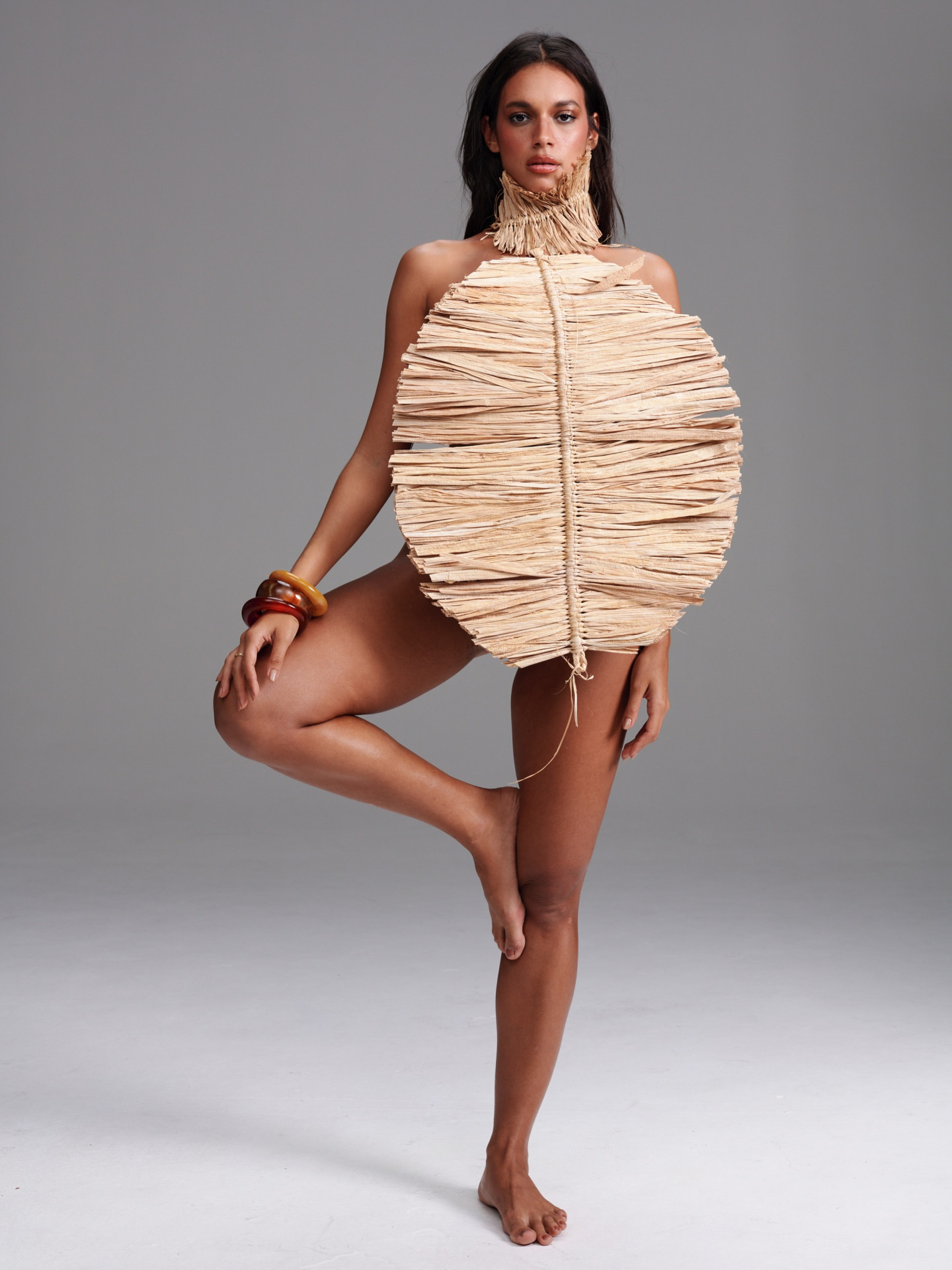 Alane Dias posa com folha e chama atenção ao celebrar Dia da Dança - Reprodução Instagram