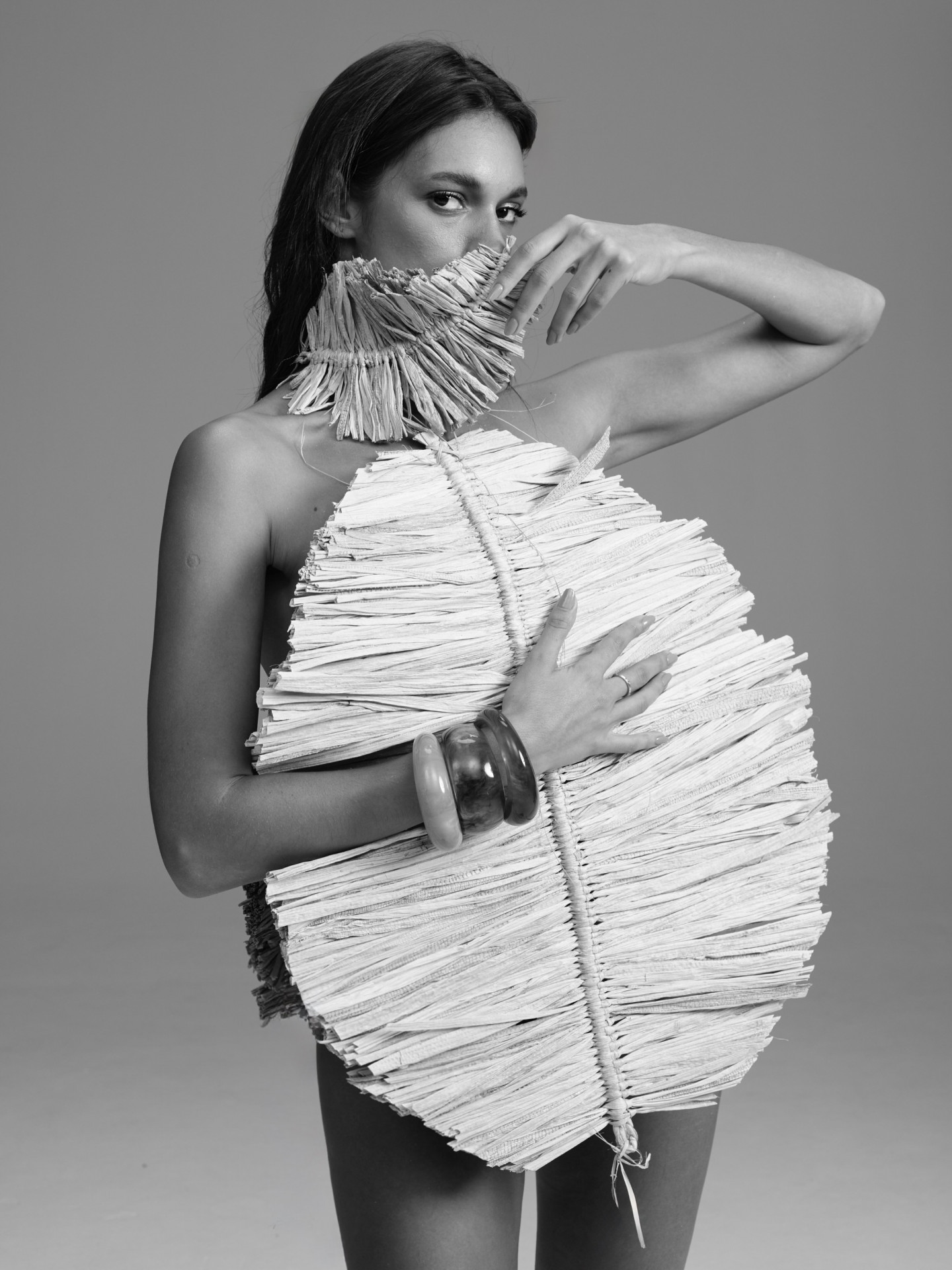 Alane Dias posa com folha e chama atenção ao celebrar Dia da Dança - Reprodução Instagram