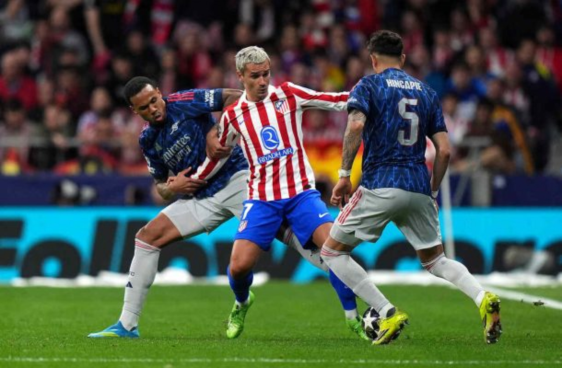 Atl&eacute;tico de Madrid e Arsenal empatam e deixam semifinal da Champions em aberto