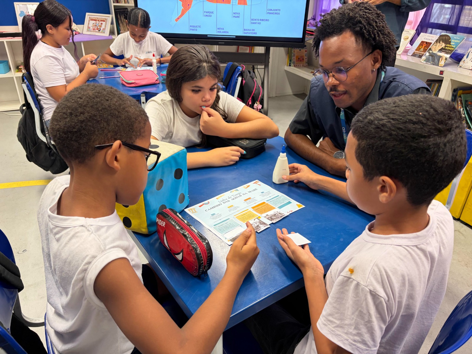 Enquanto as obras da concessionária avançam na Maré, nas unidades de ensino as crianças relacionam as intervenções com temas como saúde, meio ambiente e qualidade de vida - Divulgação