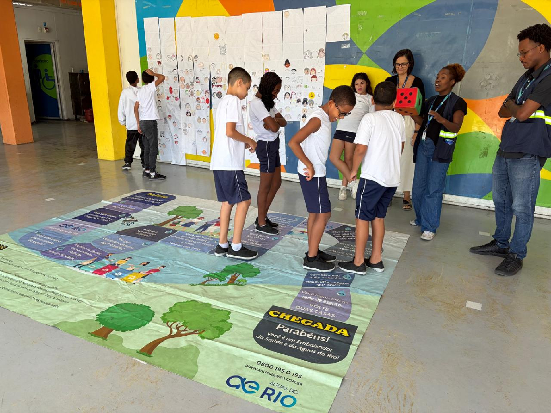 Enquanto as obras da concessionária avançam na Maré, nas unidades de ensino as crianças relacionam as intervenções com temas como saúde, meio ambiente e qualidade de vida - Divulgação