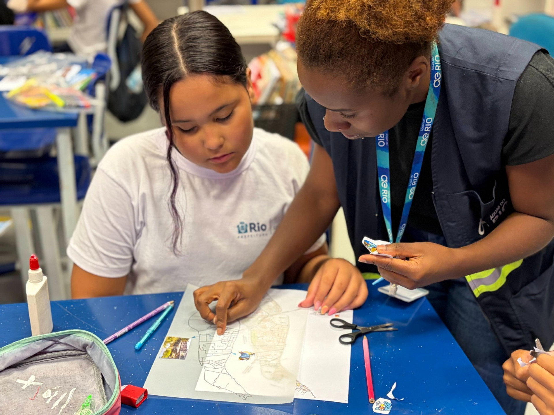 Enquanto as obras da concessionária avançam na Maré, nas unidades de ensino as crianças relacionam as intervenções com temas como saúde, meio ambiente e qualidade de vida - Divulgação