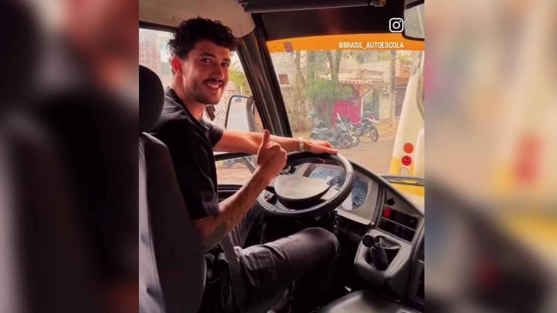 Zagueiro do Corinthians tira carteira para dirigir &ocirc;nibus