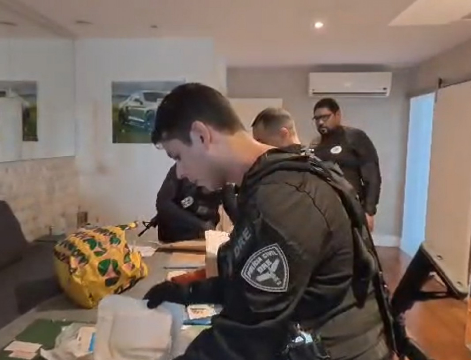 Agentes da DRE buscam cumprir mandados de prisão e de busca e apreensão - Reprodução