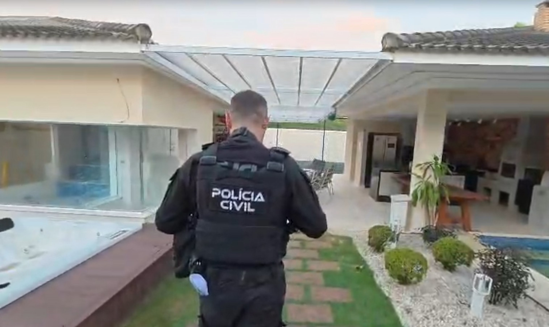 Agentes da DRE buscam cumprir mandados de prisão e de busca e apreensão - Reprodução