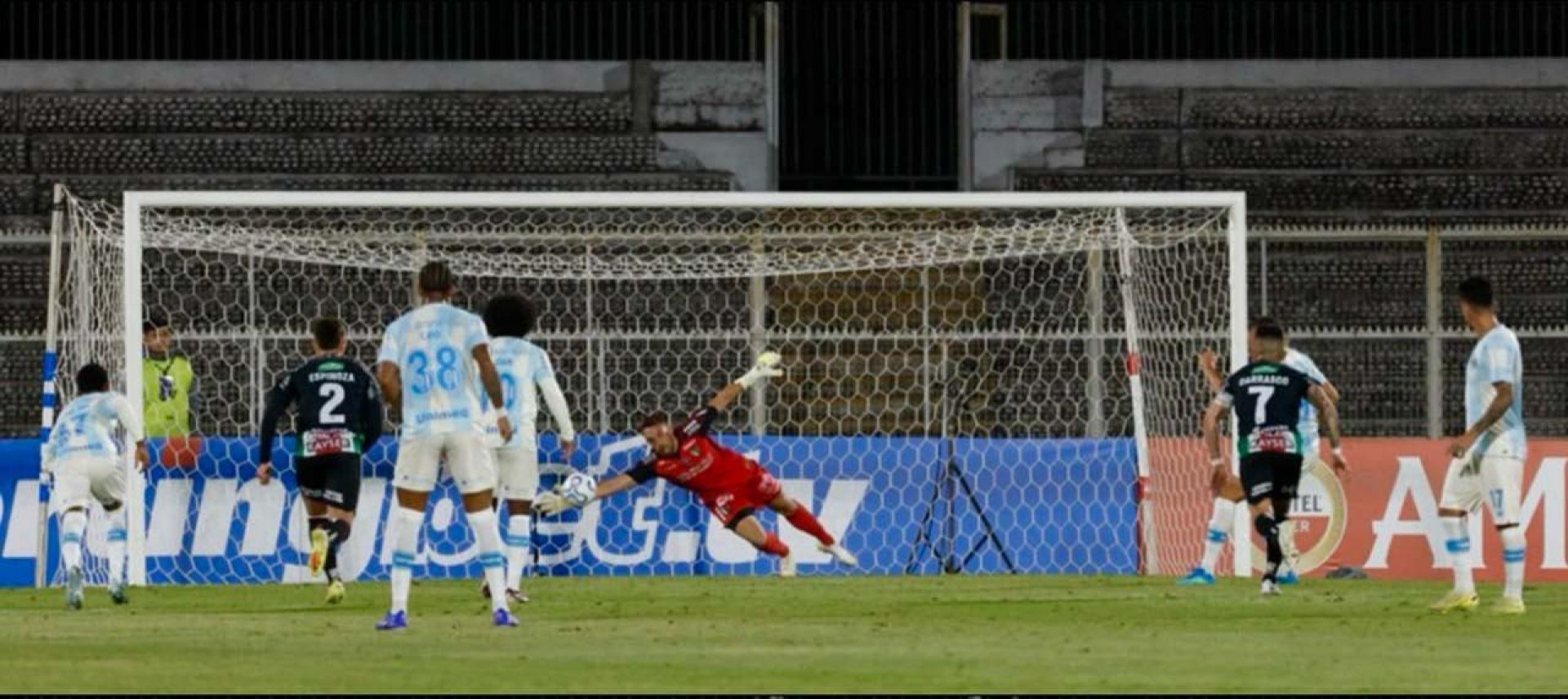 Carlos Vin&iacute;cius perde tr&ecirc;s p&ecirc;naltis, e Gr&ecirc;mio empata com Palestino no Chile