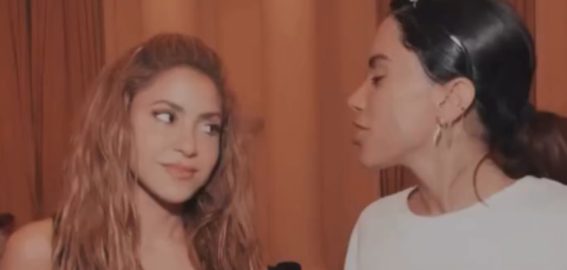 Anitta dan&ccedil;a com Shakira e aumenta expectativa por show em Copacabana