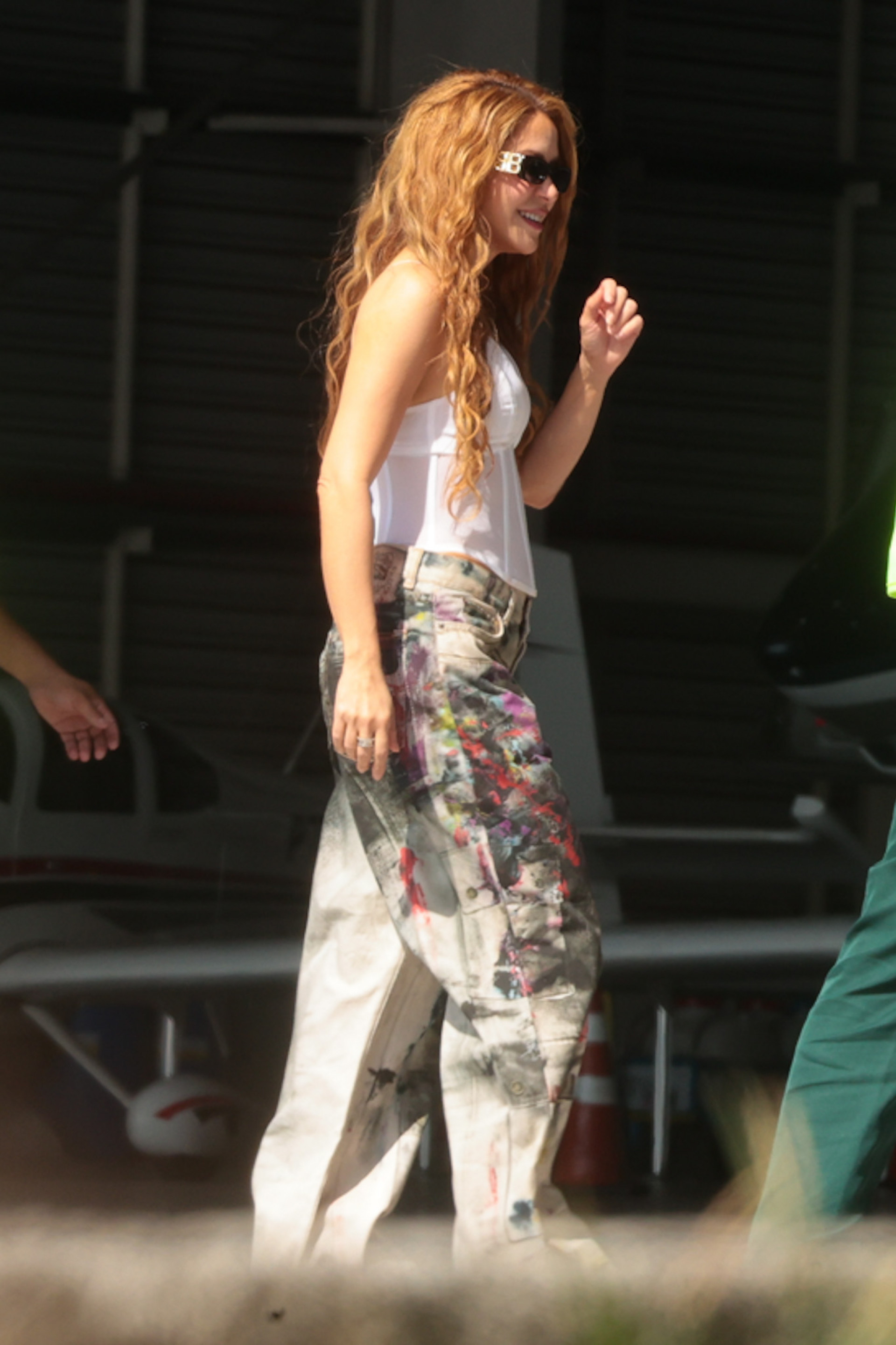 Simpática, Shakira acenou ao desembarcar no Rio para show em Copacabana - Victor Chapetta/Brazil News