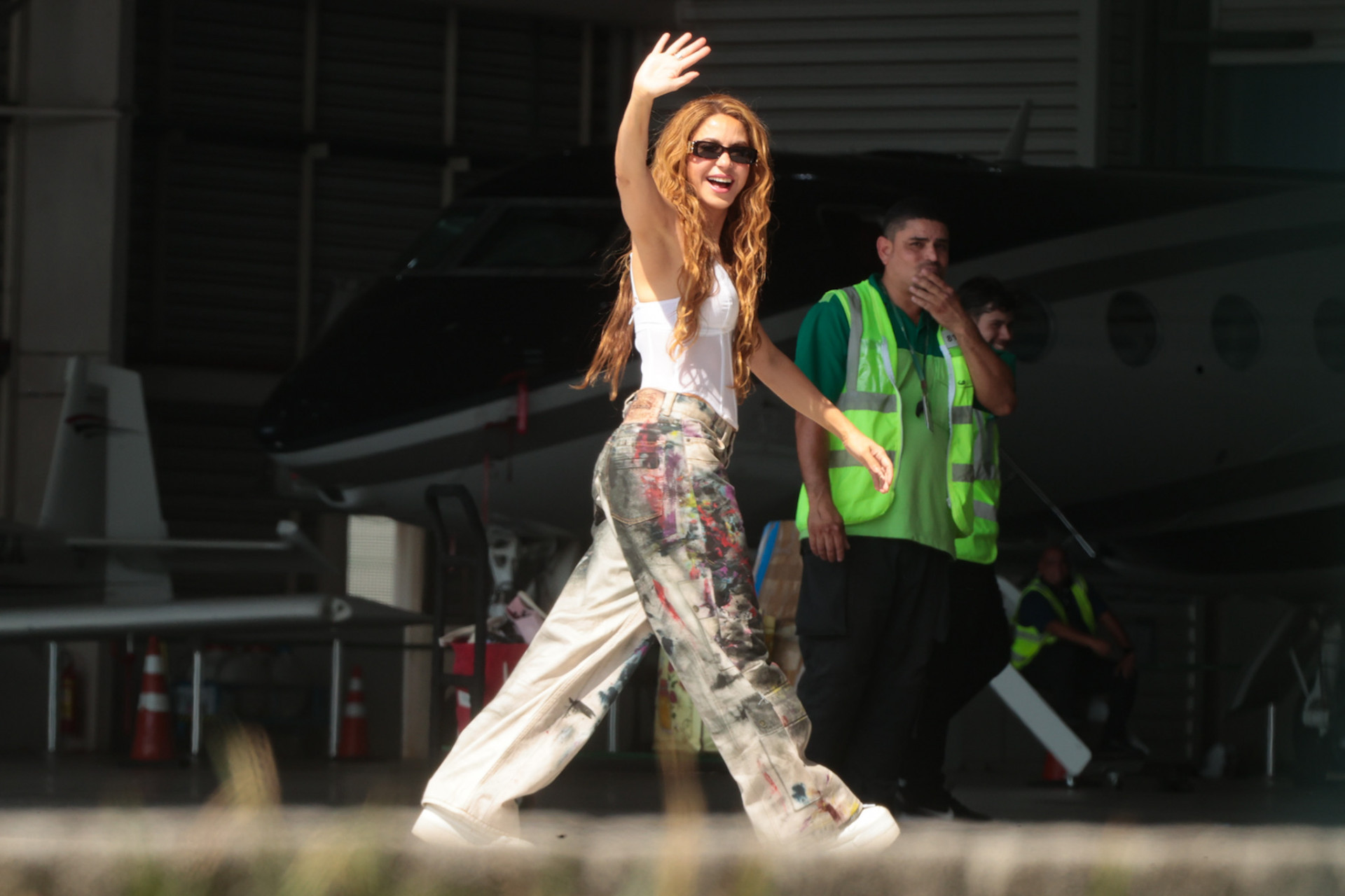 Simpática, Shakira acenou ao desembarcar no Rio para show em Copacabana - Victor Chapetta/Brazil News