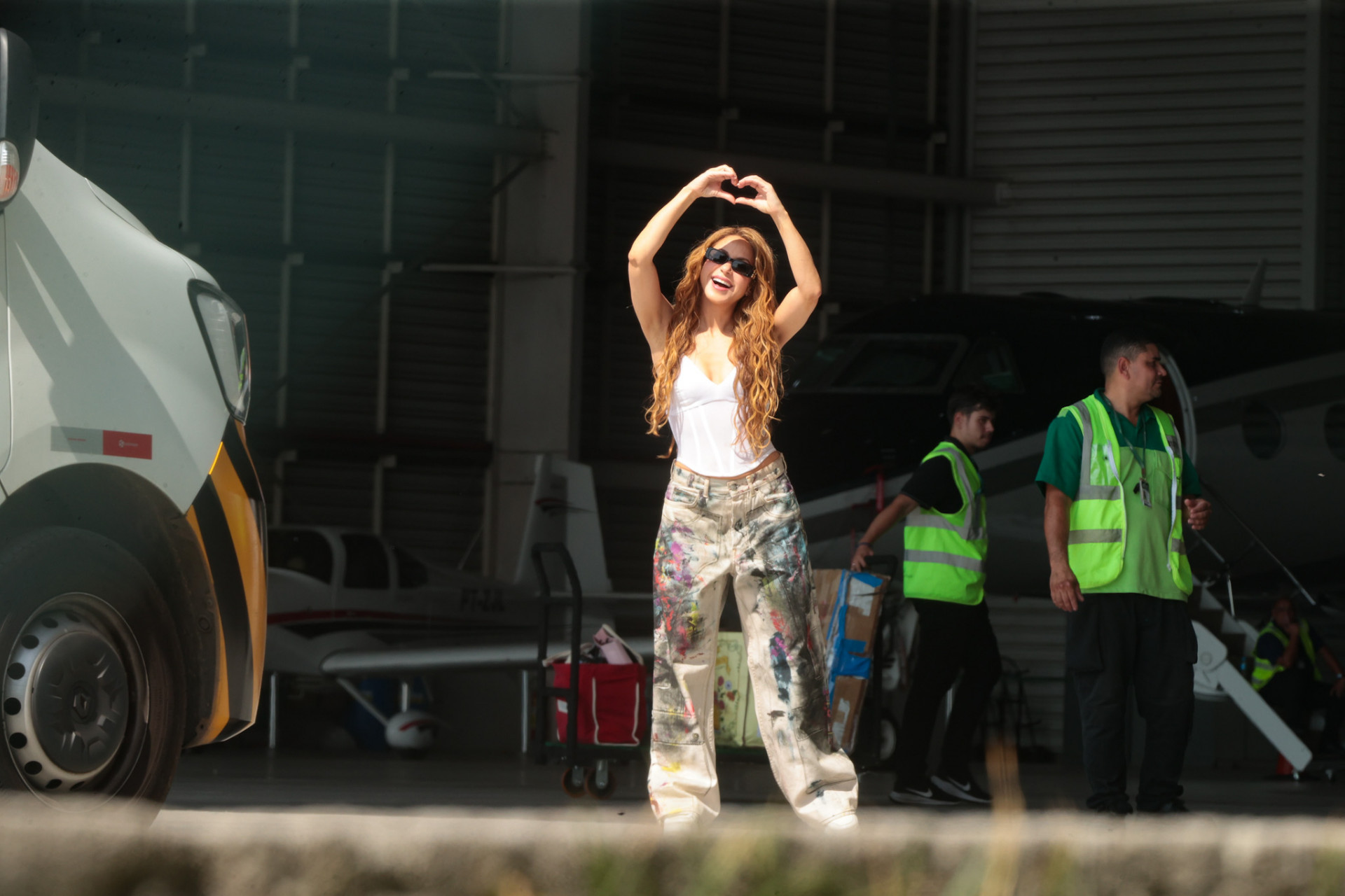 Simpática, Shakira acenou ao desembarcar no Rio para show em Copacabana - Victor Chapetta/Brazil News