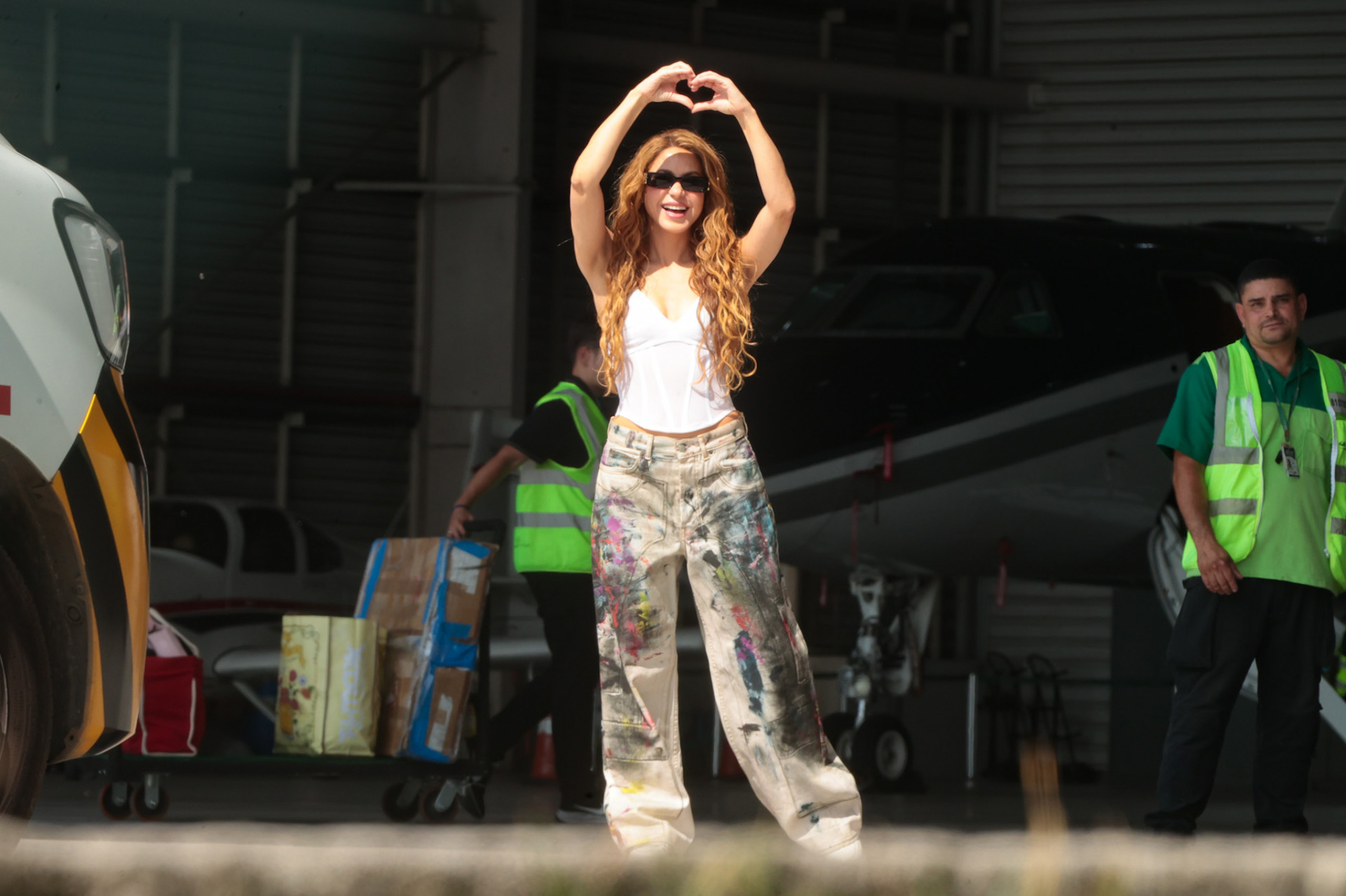 Simpática, Shakira acenou ao desembarcar no Rio para show em Copacabana - Victor Chapetta/Brazil News