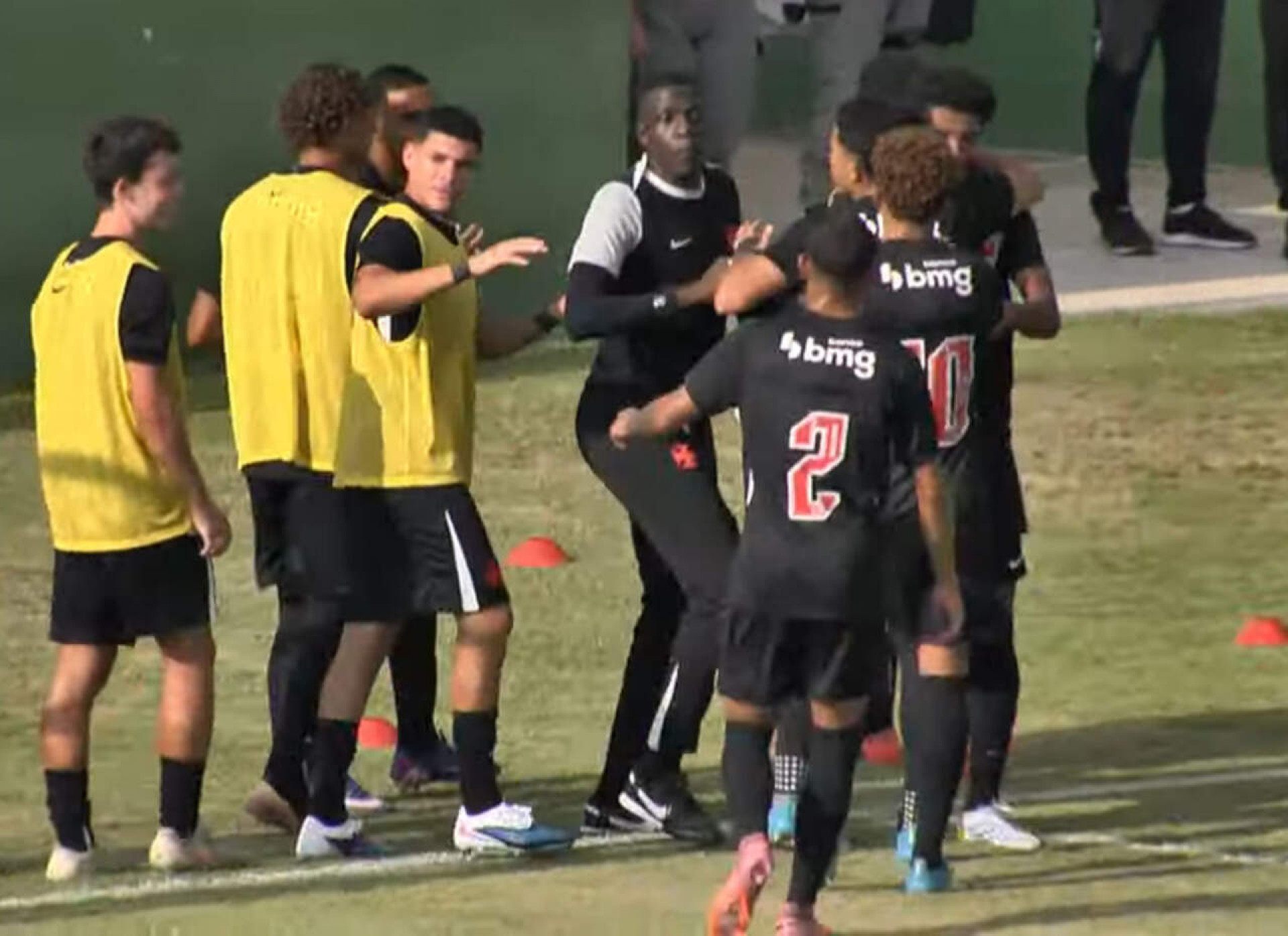 Vasco vence o Botafogo e segue na cola do Palmeiras no Brasileir&atilde;o Sub-20
