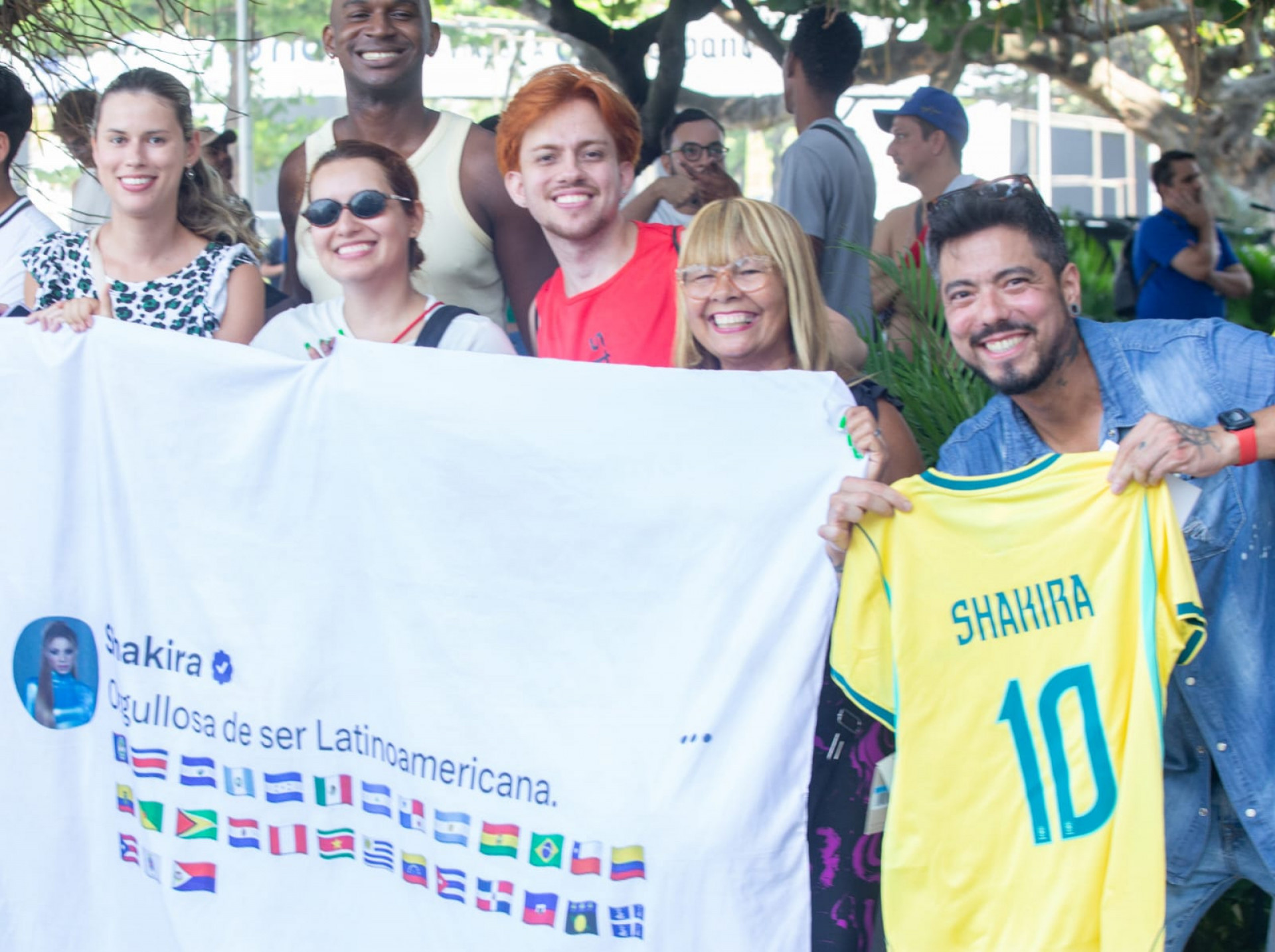 Fãs de Shakira esperam aparição da cantora no Copacabana Palace - Érica Martin / Agência O Dia