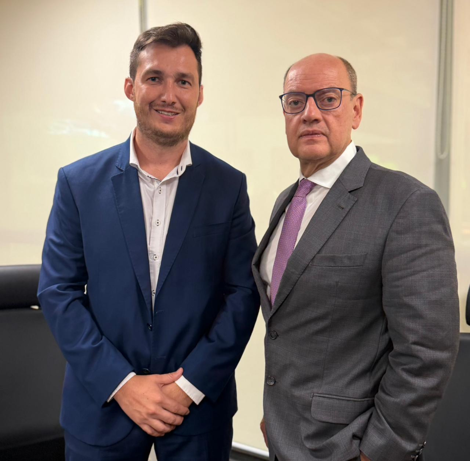 Prefeito com maior aprovação do estado (92%), Dr. Julinho Juju, se reúne com governador em exercício Ricardo Couto e lidera articulação política do interior