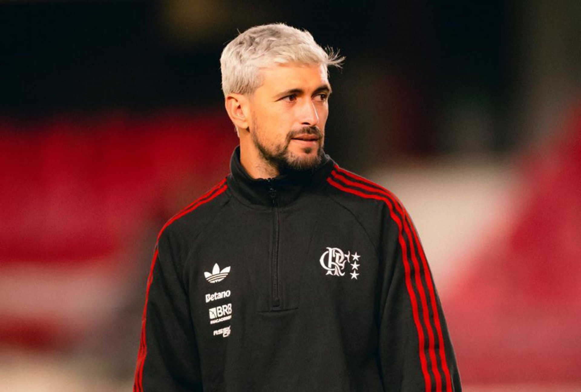 Baixa no Flamengo! Contra Estudiantes, de Arrascaeta sai por problema no ombro