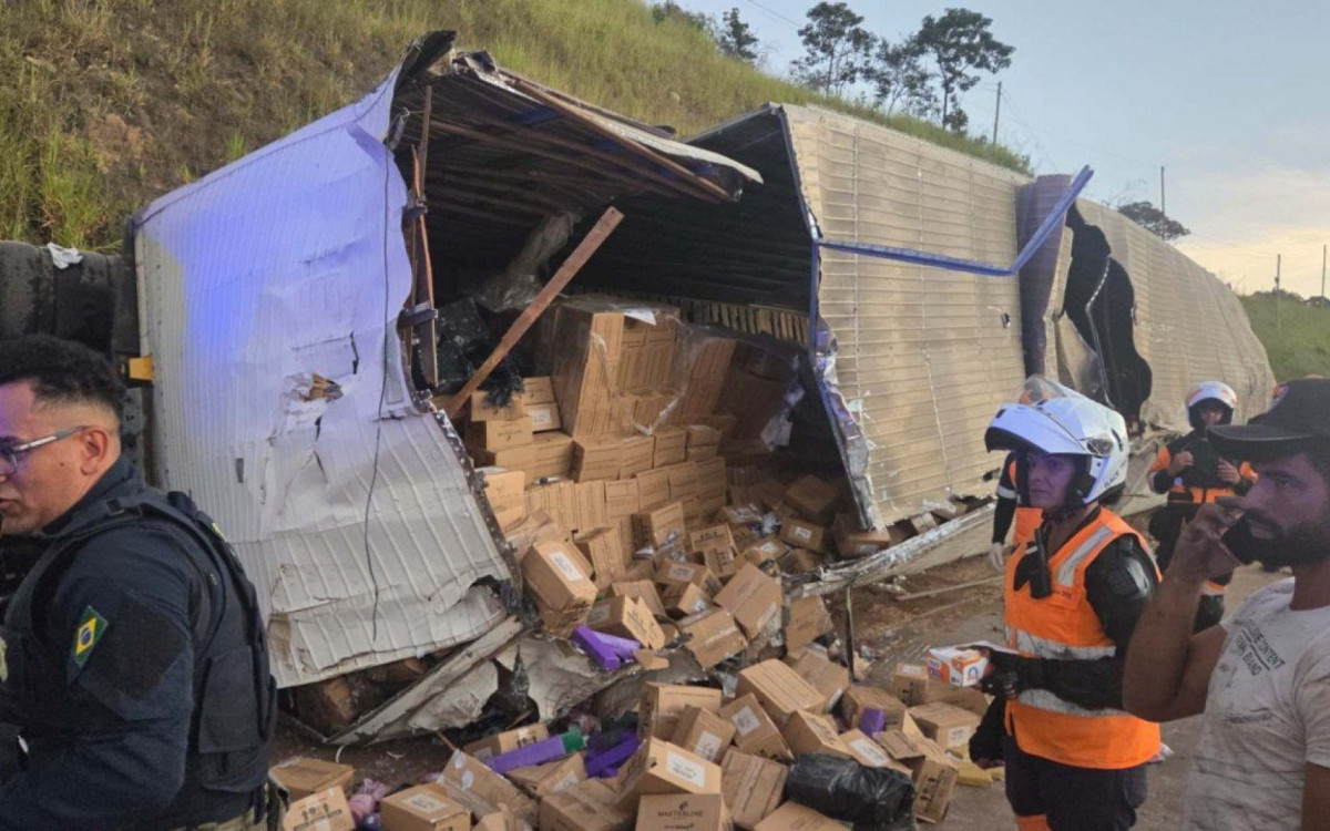 Carreta tombou após colidir com outro caminhão