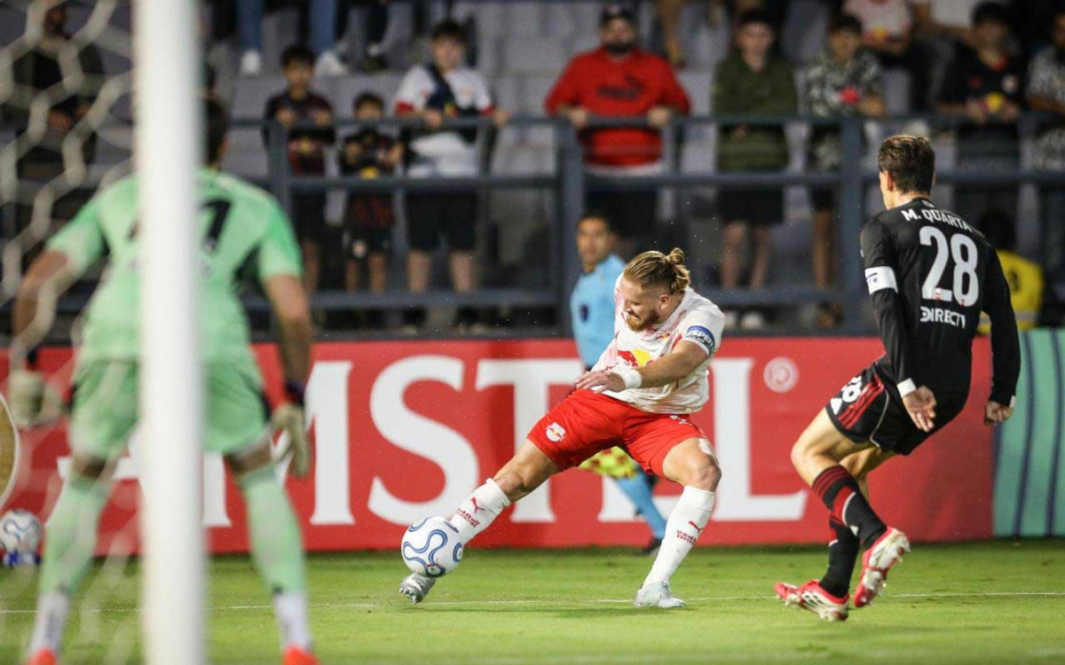 Com um a menos, Bragantino sofre gol nos acr&eacute;scimos e perde para o River Plate