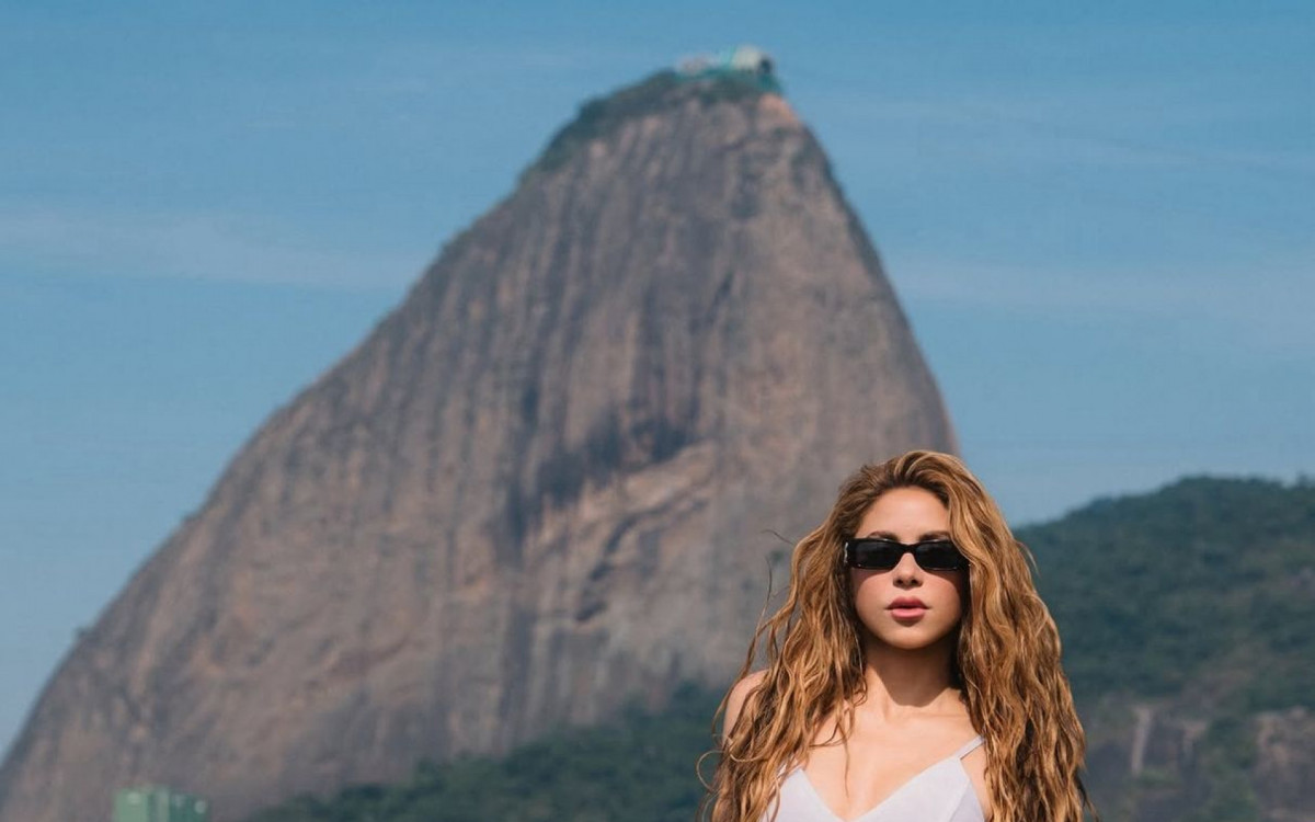 Shakira posando em frente ao P&atilde;o de A&ccedil;&uacute;car