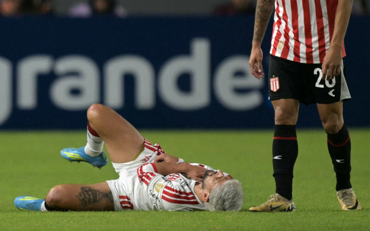 Momento em que Arrascaeta sofre fratura na clav&iacute;cula direita, contra o Estudiantes (ARG)