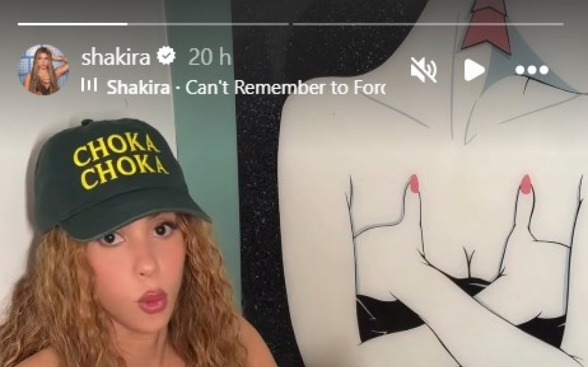Shakira mostrando sua mala para vindo ao Brasil