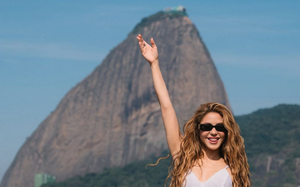 Shakira posando em frente ao P&atilde;o de A&ccedil;&uacute;car