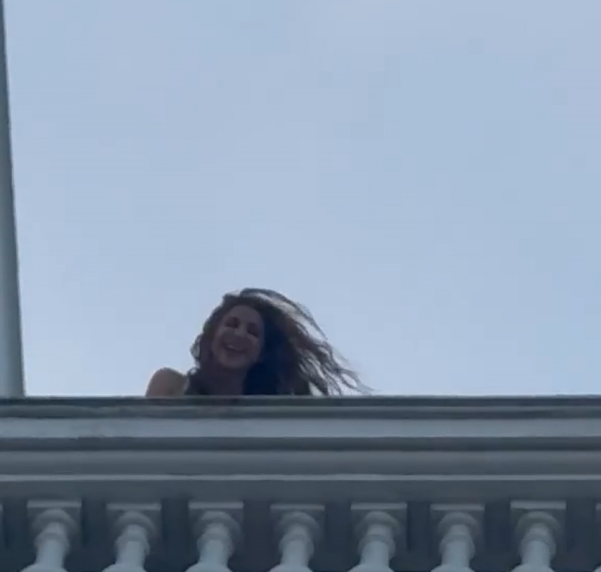 Shakira acena para fãs na varanda do Copacabana Palace e aumenta expectativa para megashow