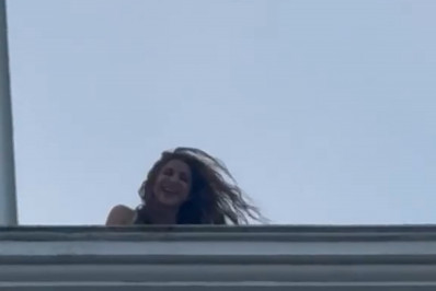 Shakira acena para fãs na varanda do Copacabana Palace e aumenta expectativa para megashow 