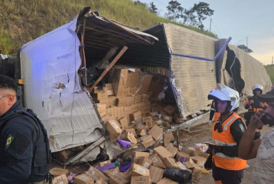 Carreta com 1,7 tonelada de maconha tomba em Minas