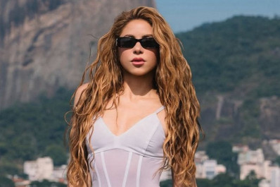 No Rio, Shakira posa para fotos com Pão de Açúcar ao fundo e canta sucesso: 'Loba está animada'
