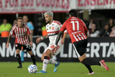 De olho na Copa, imprensa uruguaia se preocupa com Arrascaeta: 'Alerta ativado'