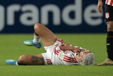 Arrascaeta sofre fratura no ombro direito e vira desfalque no Flamengo