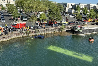 Ônibus cai no rio Sena após colisão perto de Paris