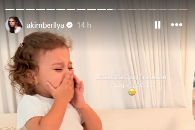 Helena, filha de Neymar, se frustra ao tentar andar de bicicleta pela primeira vez